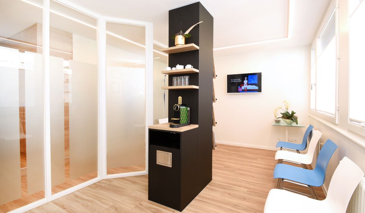 Helles Wartezimmer der Praxis